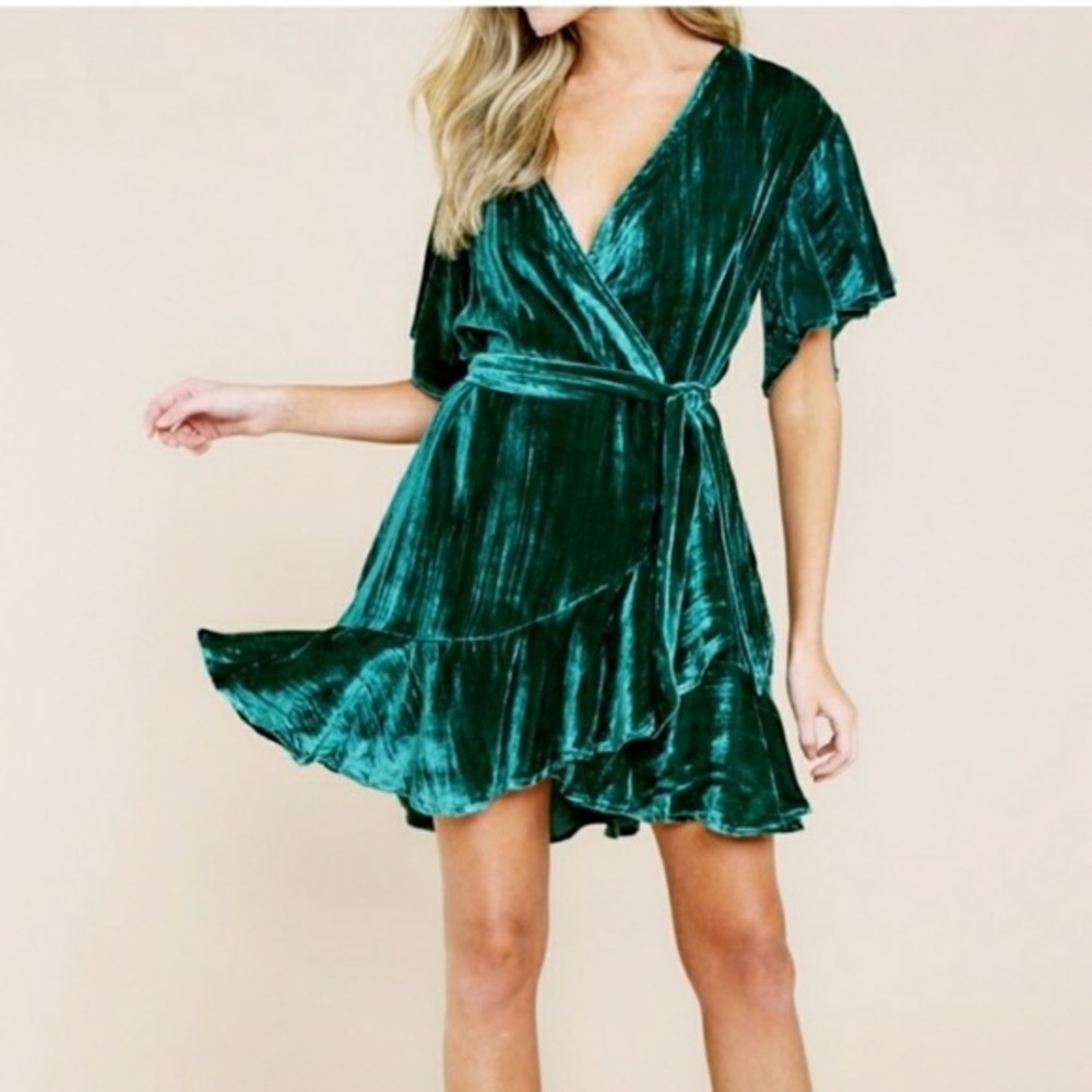BB Dakota "Night Fever" Dress Size XS
Wrap green velvet belted